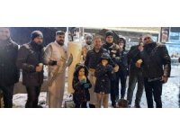 Karlı havada vatandaşa dondurma ikramı