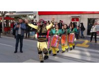 Yaya önceliğine dikkat çekmek için, yaya geçidinde folklor oynadılar