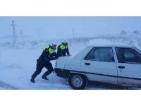 Kahramanmaraş’ta yolda kalan vatandaşlara yardım