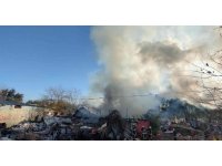 Evi alevler sardı, evde yaşayanlar ’çek çek’ diye bilinen arabalarını kurtarma telaşına düştü