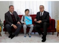 Vali Su, evde eğitim gören öğrenciye karnesini verdi