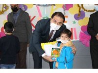 Yüreğir Kaymakamı Bingöl öğrencilerin karne heyecanına ortak oldu