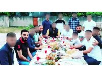 Katilleriyle fotoğraf çektirmiş