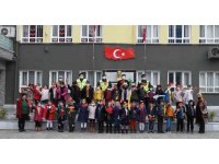 Hataylı çocuklara “Jandarma Çocuk Kitabı ve boyama” kitabı hediye ettiler