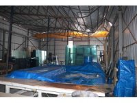 Karın ağırlığına dayanamayan iş yerinin çatısı çöktü