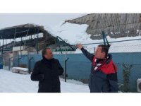 Hatay’da kardan tribünün çatısı çöktü