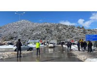 Antalya-Konya karayolu kar sebebiyle 24 saattir kapalı