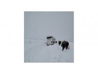 Kara saplanan otobüsü jandarma kurtardı