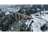 Kar ve sis manzarası ile tarihi Varda Köprüsü göz kamaştırdı