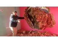 Evlerinin üzerine düşen kaya sebebiyle ölümden dönen aile halen eve giremiyor