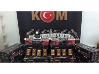 Polis ekipleri durdurdukları araçta onlarca kaçak ürün yakaladı