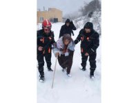 Evinde mahsur kalan yaşlı kadın kurtarıldı