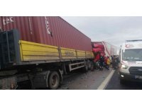 TEM Otoyolunda tıra çarpan tırın şoförü yaralandı