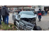 Otomobil refüjdeki ağaca çarptı: 1 yaralı