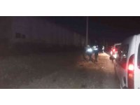 Rayların üzerine park edilen otomobile yük treni çarptı