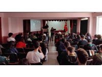 Gençler terör örgütlerine karşı bilgilendiriliyor