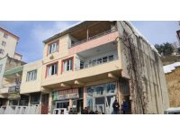 Kar, kombinin baca borusunu tıkadı: 5 kişilik aile zehirlendi, baba öldü