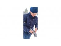 Jandarma, soğuktan donmak üzere olan kuşu kendi kıyafetiyle ısıttı