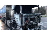 Alevlere teslim olan tırdan geriye demir yığını kaldı