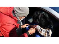 Karnında ölen bebeği için ameliyatlı halde mezarlığa geldi, gözyaşları sel oldu