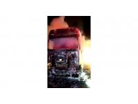 Otoyolda alev alev yanan tırdan geriye demir yığını kaldı