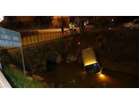 Otomobille çarpışan ticari araç korkulukları parçalayıp kanala uçtu