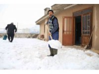 Gündelik işçiler kar mesaisinde