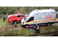 Virajı alamayan sürücü 25 metrelik uçurumdan düştü: 1’i ağır 4 yaralı