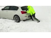 Kara saplanan aracı polis memuru kurtardı