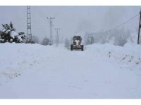 Tarsus Belediyesi karla mücadele ekipleri 10 gündür dağ köylerinde