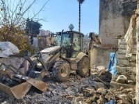 Akdeniz’de bir metruk bina daha yıkıldı