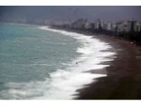 Boyu 4 metreye kadar ulaşan dalgalar falezleri dövdü, Konyaaltı Sahilini beyaza bürüdü