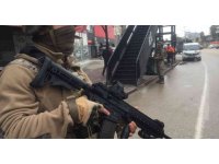 Anne kızın katilinin bulunması için özel harekat polisiyle baskın