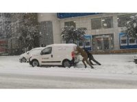 Isparta’da kar kalınlığı 30 santimetreyi geçti, hayat felç oldu