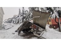 Isparta Aile ve Sosyal Politikalar İl Müdürlüğü otopark çatısı yoğun kara dayanamayıp çöktü