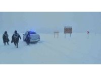 Jandarma, 412 devriyeden oluşan 897 personel ile hava muhalefetiyle mücadele ediyor