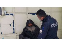 Polis sokakta yatan adama duyarsız kalmadı