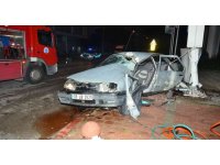 Direksiyon hakimiyetini kaybeden sürücü önce kaldırıma ardından panoya çarptı