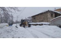 Akseki’de kardan kapalı olan kırsal mahalle yollarında karla mücadele