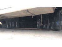 Kamyonetin altından, koltuk döşemesinden kaçak sigara çıktı