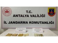 Yüzündeki maskeyle uyuşturucu taşırken yakalandı