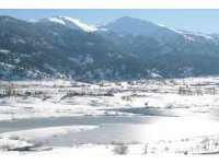 Sular altında kalan köy buz tuttu, kartpostallık görüntüler oluştu