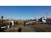 Hafif ticari araç takla attı: 3 yaralı