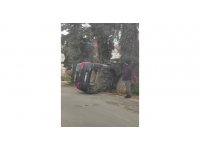 Öğrenciye çarpmamak için yol kenarındaki duvara çarptı