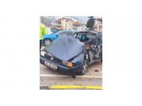 Kırmızı ışıkta duran kamyonete arkadan çarptı