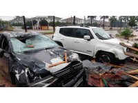 Fırtına binanın çatısını uçurdu, araçlarda hasar oluştu