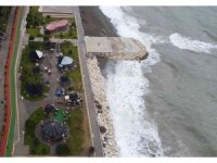 Doğu Akdeniz’de lodos, dalgalar kıyı şeridini kapladı tekneler açılamadı