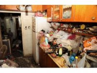 Akdeniz’de bir evden 2 kamyon çöp çıkarıldı