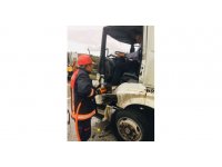 Tıra çarpan kamyonun sürücüsü yaralandı