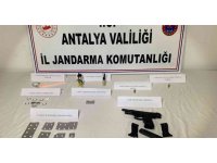 Jandarma yolcunun üzerinde tabanca ve uyuşturucu madde ele geçirdi
